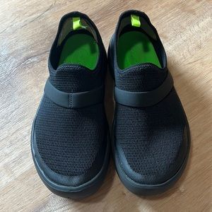 OOFOS OOmg Low Women's Size 7 Black Slip On Recovery Shoes